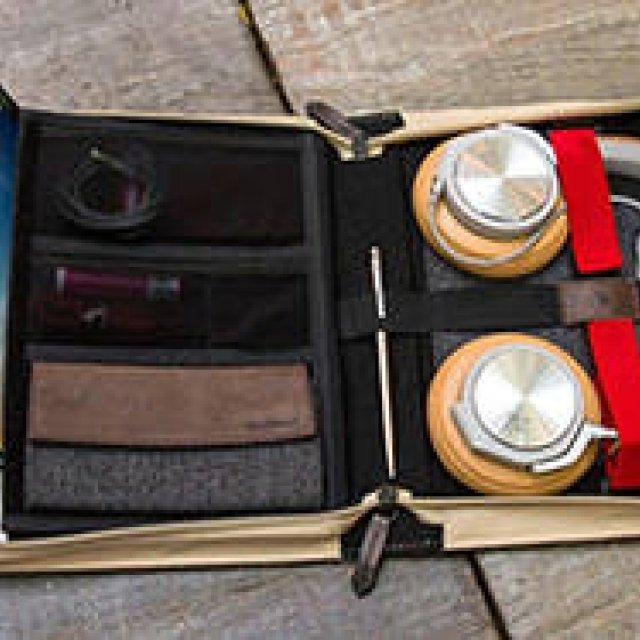 BookBook｜驚きの収納力を誇る“古書”のガジェットケース