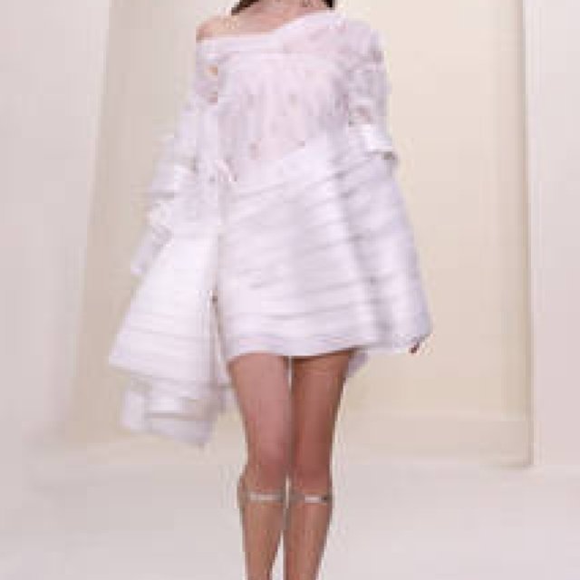 萩原輝美｜ディオールの、クチュール技忍ばせた至極のエレガンス