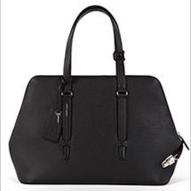 AGNONA｜ステファノ・ピラーティによる初のバッグ「CARA」誕生