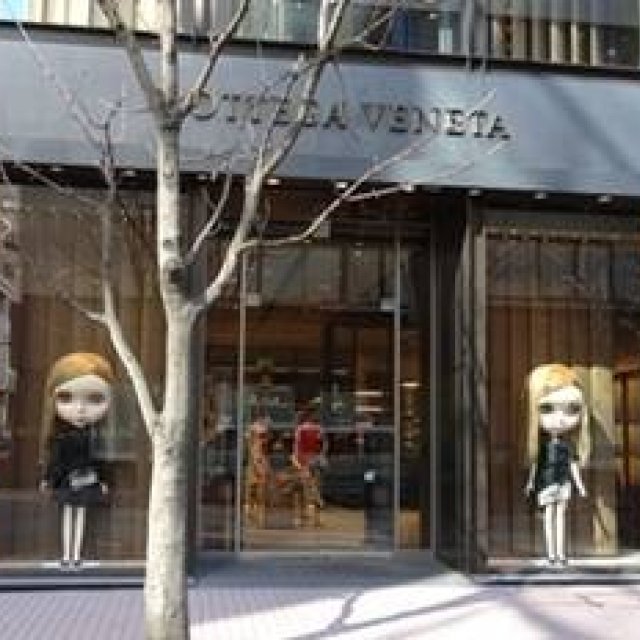 BOTTEGA VENETA｜等身大ブライスが世界各地のブティックを飾る