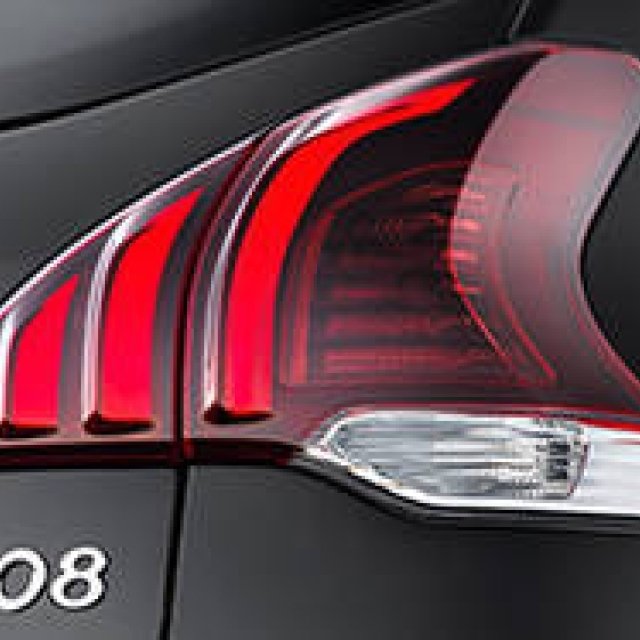 精悍な顔つきに生まれかわった「3008」｜Peugeot