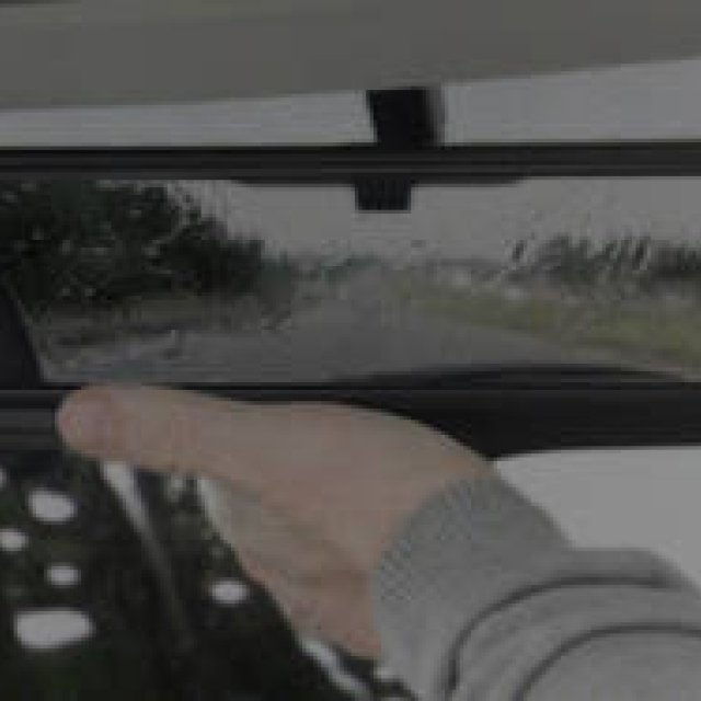 日産、鏡とカメラを併用するルームミラーを発表｜Nissan