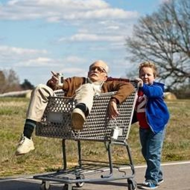 MOVIE｜人気コメディが映画化『ジャッカス／クソジジイのアメリカン横断チン道中』