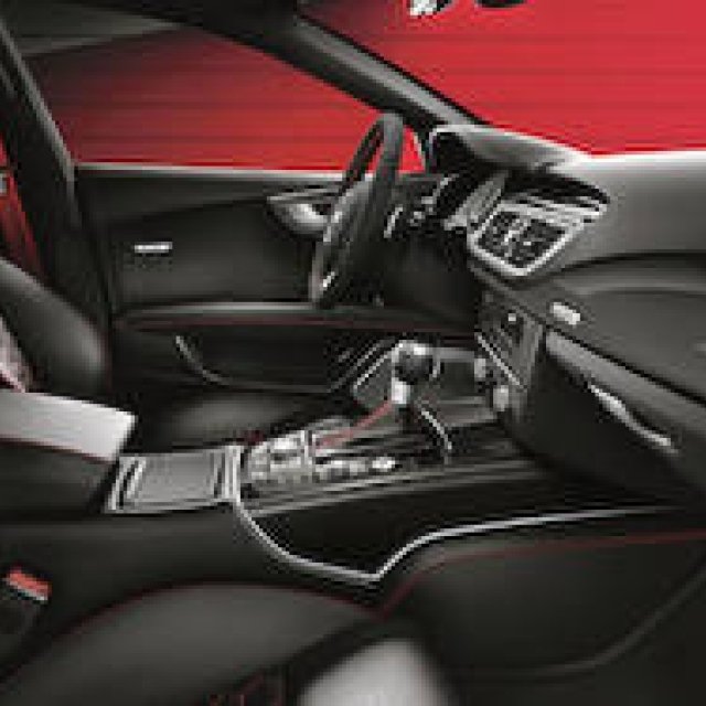 赤のアクセントとカーボンをあしらった特別なRS7｜Audi