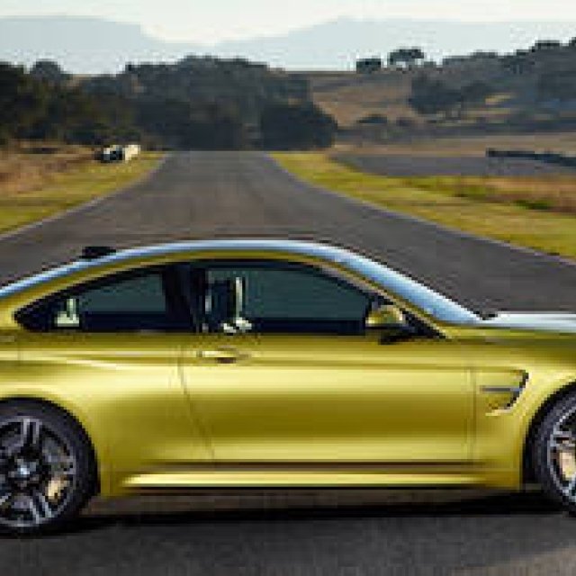 M4 クーペ、SUPER GT会場で日本初公開｜BMW