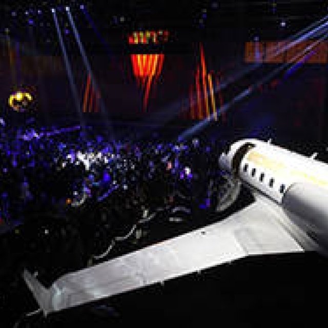 MICHAEL KORS｜飛行機格納庫でファッションショー!?　イベント「ジェット セット エクスペリエンス」開催