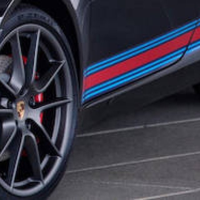 マルティーニカラーをまとったポルシェ911の特別限定車｜Porsche