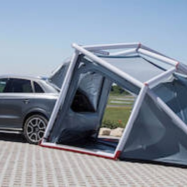 アウディQ3と一体化するテント｜Audi