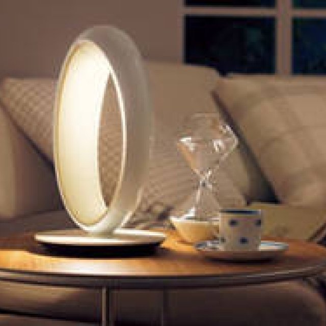 Panasonic｜灯具の開閉であかりを切り替えられる「LEDスタンド」