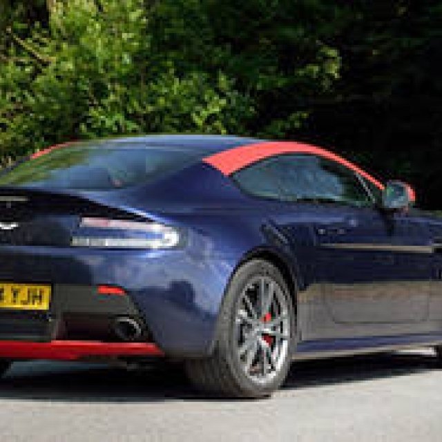 アストン V8 ヴァンテージ N430を英国で試乗する｜Aston Martin
