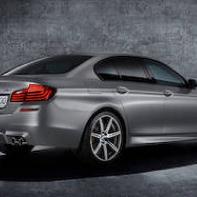 パワーを向上させた30周年記念のM5、日本でも発売｜BMW