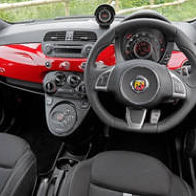 MTとシーケンシャル、2台のアバルト500を試す｜Abarth