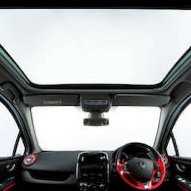 パノラミックルーフを採用した台数限定のルーテシア｜Renault