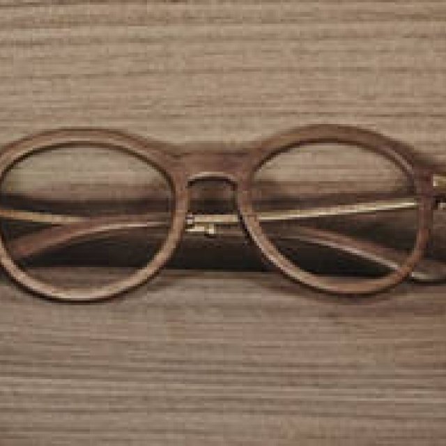 GIORGIO ARMANI｜天然のクルミ材を使った新作アイウェア発売