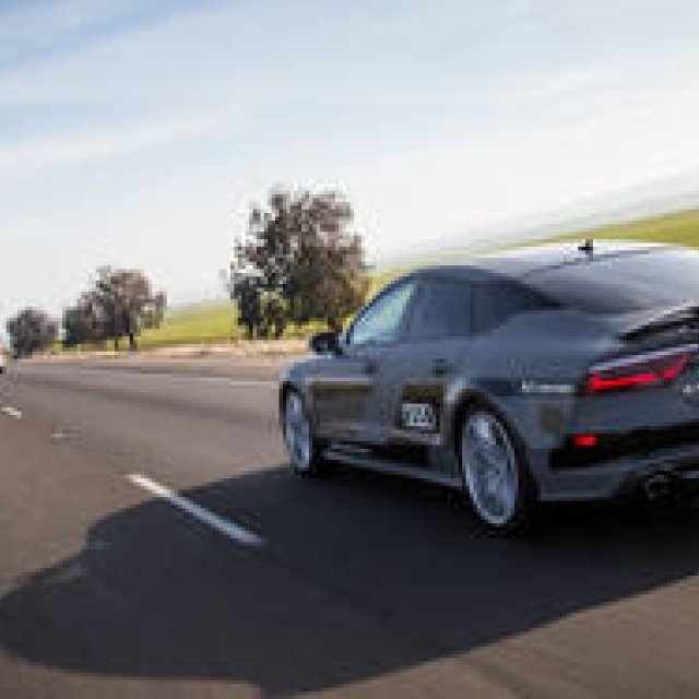 アウディが長距離の車道走行で自動運転技術をデモンストレーション｜Audi