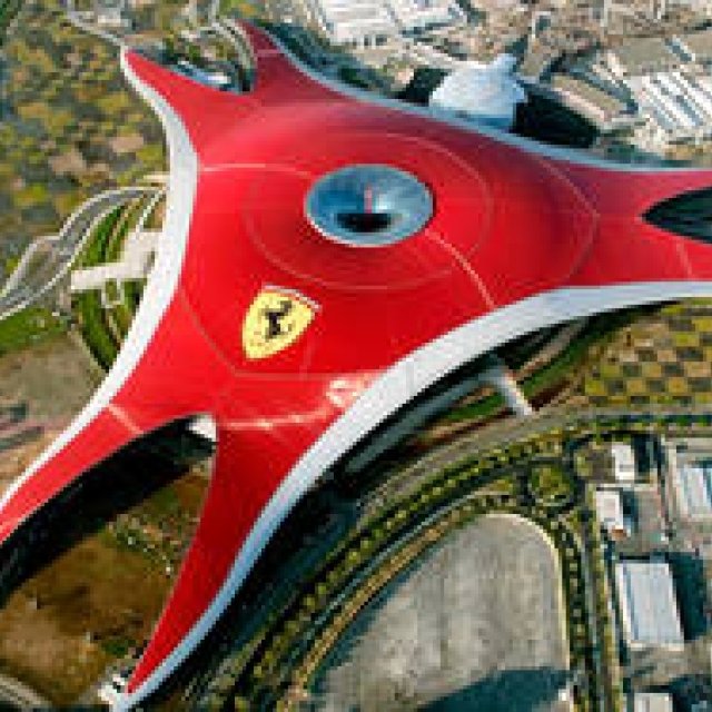 アラビアンナイトの街に建つ、フェラーリの遊園地｜Ferrari World Abu Dhabi