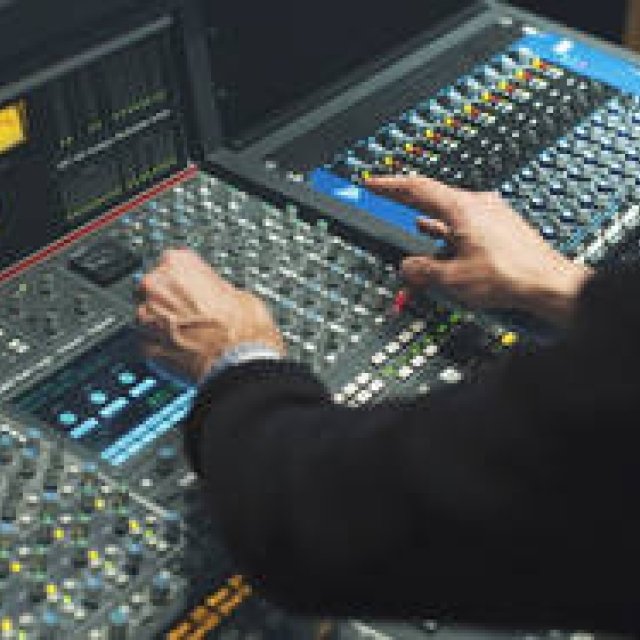 ブランドのミューズ、バンドマンのあらたな展開を表現するビジュアル｜THE NERDYS