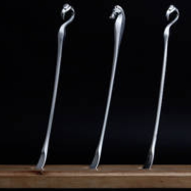 インテリアにもなるアルミの「孫の手」｜CEMENT PRODUCE DESIGN