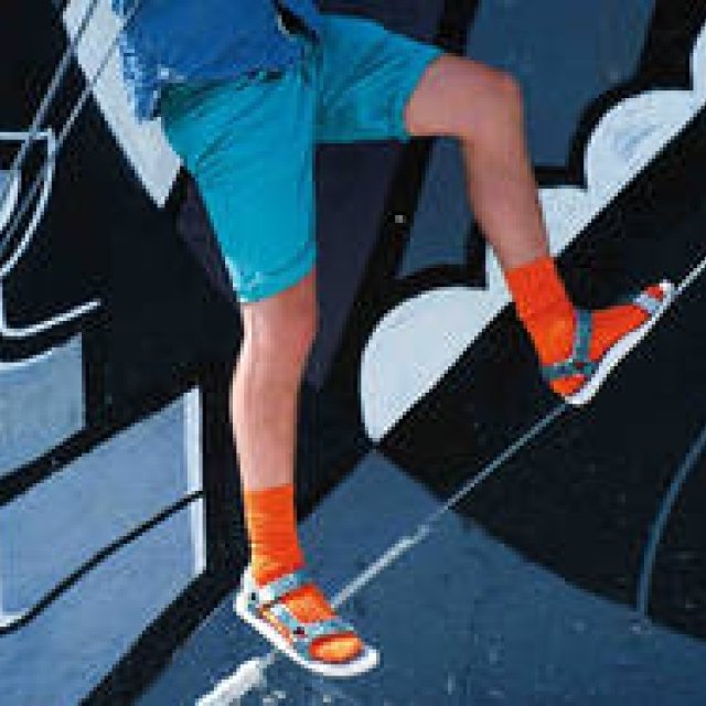 「テバ」のポップアップストアが、東京・渋谷の「atmos shibuya」にオープン｜Teva