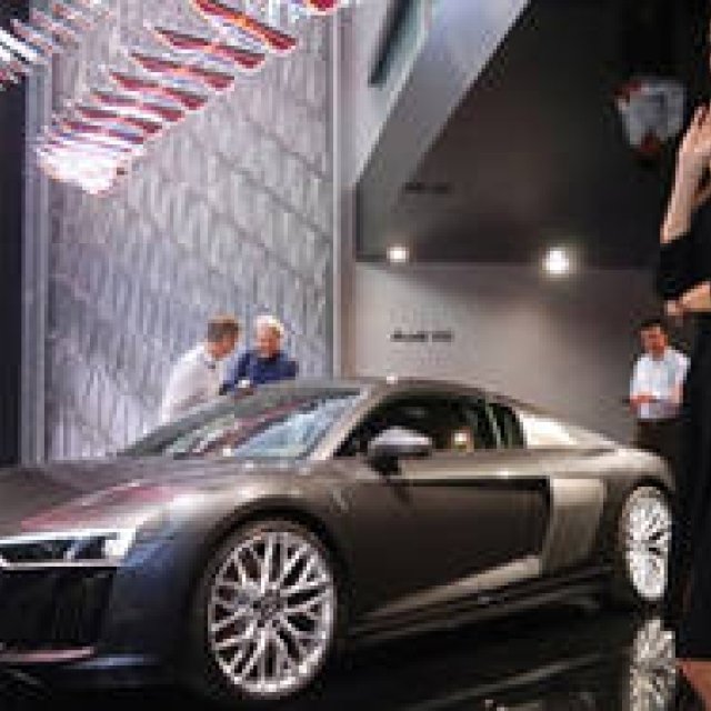 アウディ、光のインスタレーションでミラノサローネを演出｜Audi