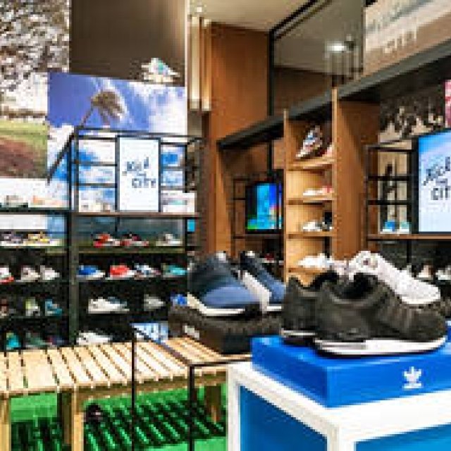 「KICK THE CITY」第2弾は、ハワイの朝・昼・夜に履くスニーカーが集結｜ISETAN MEN’S