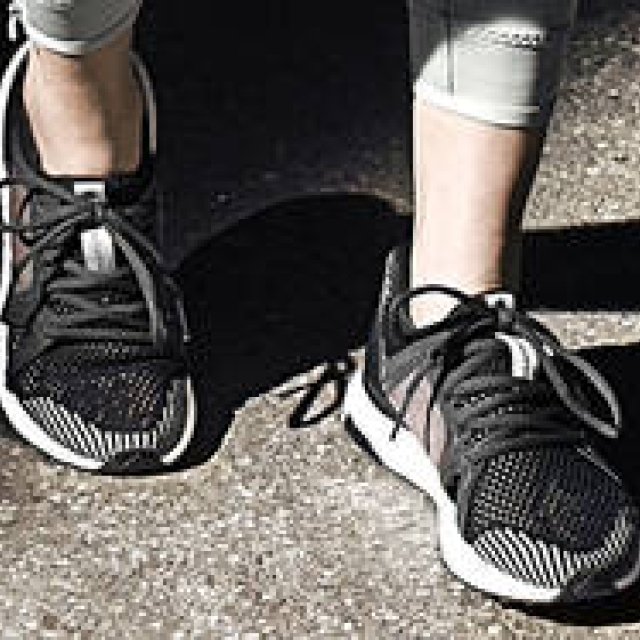 アディダスのウィメンズのランニングシューズ「ultra boost by Stella McCartney」｜adidas