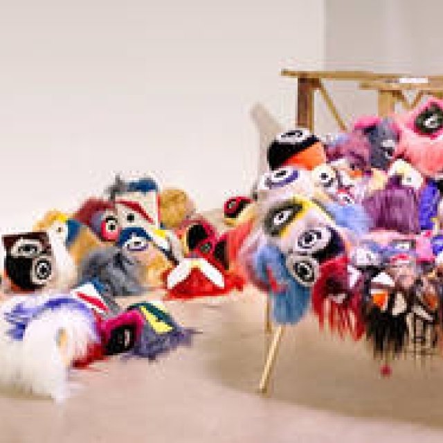 フェンディ、「バッグ バグズ」をあしらったアームチェアをミラノサローネにて発表｜FENDI