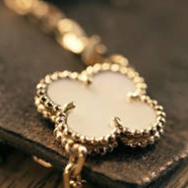 ヴァン クリーフ＆アーペル 幸運の象徴「アルハンブラ」、アーカイブコレクションが復刻｜Van Cleef & Arpels