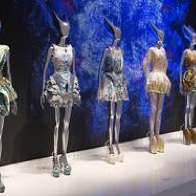 ART FILE 36｜『Alexander McQueen: Savage Beauty（野生の美しさ）』｜連載「世界のアート展から」