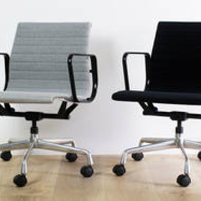 ループウィラーの生地でリメイクした「イームズアルミナムグループチェア」｜BUILDING