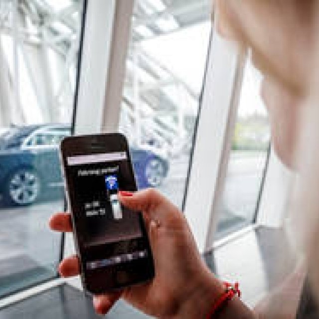 ダイムラー、カーシェアリングを通じて完全自動パーキングのテストを実施｜Daimler