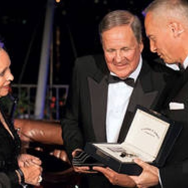 ヒストリックカーコンクール最優秀賞受賞者に特別な時計を贈呈｜A. LANGE & SÖHNE