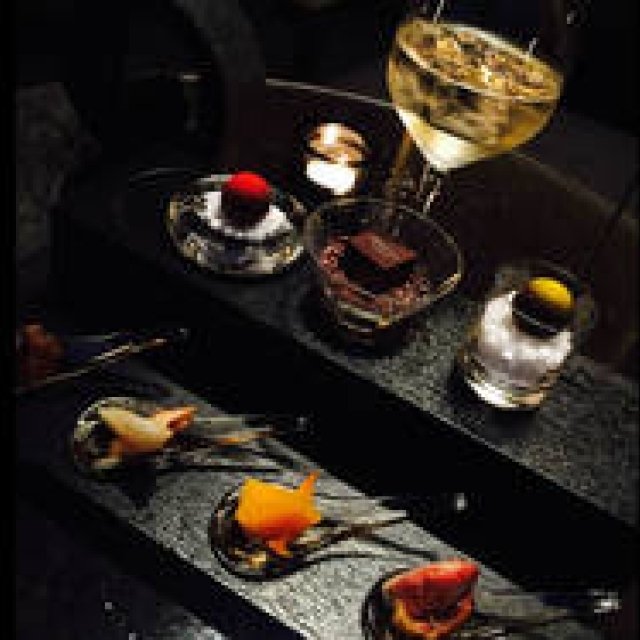 アマン東京33階の天空のバーで、食事のあとの優雅なひとときを｜AMAN TOKYO