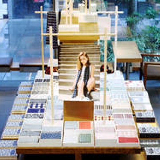 代官山 蔦屋書店でスカーフになった「てぬぐい」を展示｜KAMAWANU