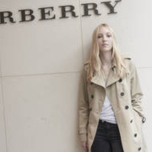 ファッション界の注目新星、エラ・リチャーズが初来日｜Burberry