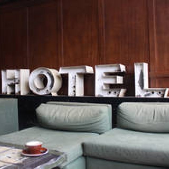 連載・Yoko Ueno Lewis｜暮らしノート・第18回「ドルフィンホテルと羊男の世界」