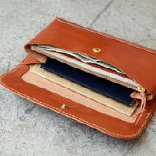 クラッチバッグのような上質のレザーウォレット｜RHYTHMOS 