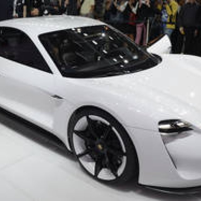 ポルシェ、600psのEVスポーツカーのコンセプトを公開｜Porsche