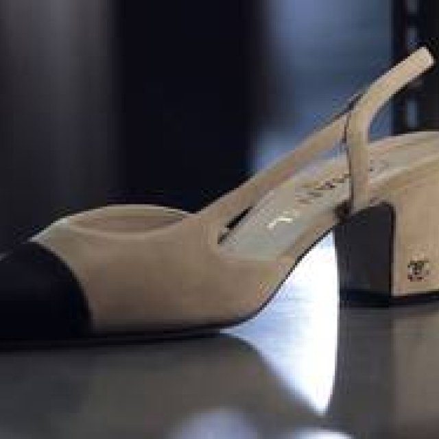 “エレガンスの最骨頂”、シャネルのバイカラーシューズ｜CHANEL