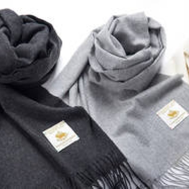 冬のスーツスタイルを格上げする大判カシミヤストール｜FAIRFAX