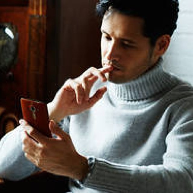 本物を知る男が語る、本革をまとうスマートフォンの誘惑｜isai vivid