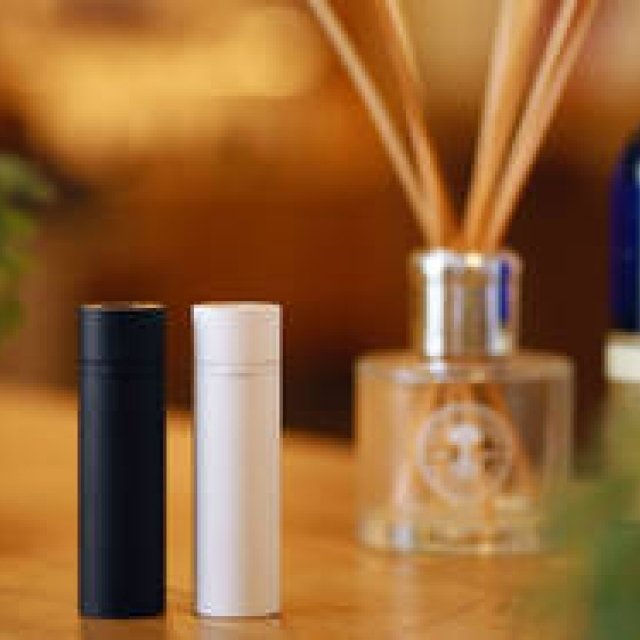 音楽のように香りを手軽に持ち運べるアロマディフューザー「AROMASTIC」｜SONY