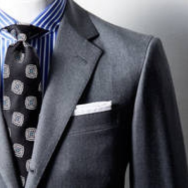 いつものVゾーンにあえての黒タイを取り入れる ｜FAIRFAX