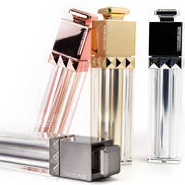 女性のファッションアイテムに違和感なく馴染む、スマートフォン用バッテリー｜REINA