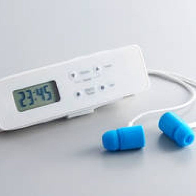 寝過ごし防止！　イヤホンが振動して時間を知らせるサイレントアラーム｜KING JIM