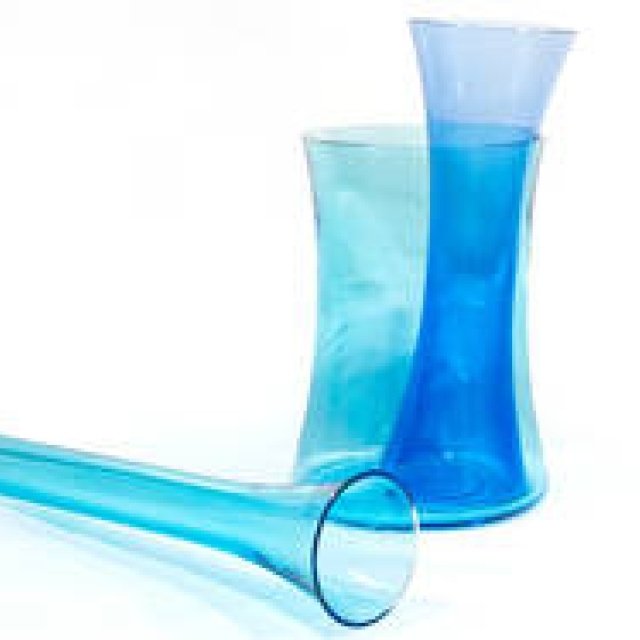 伝統的な吹きガラスの技術を生かした、光り輝くフラワーベース｜DANESE