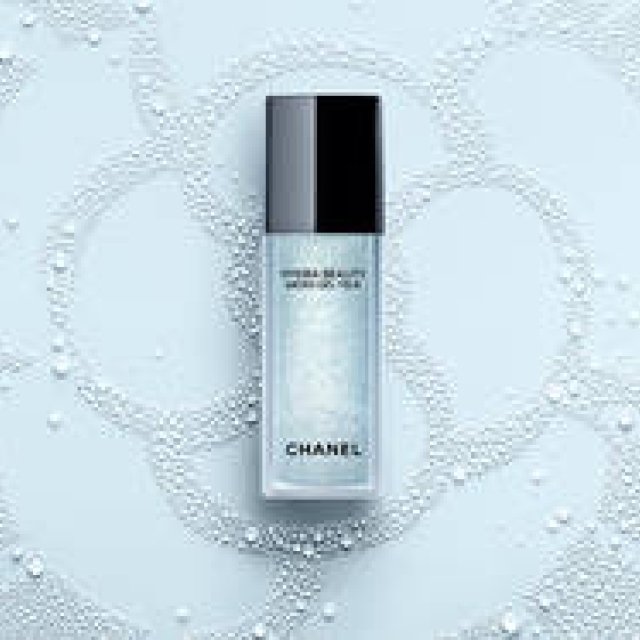 輝きあふれる眼差しへ「シャネル イドゥラ ビューティ マイクロ アイ ジェル」誕生｜CHANEL