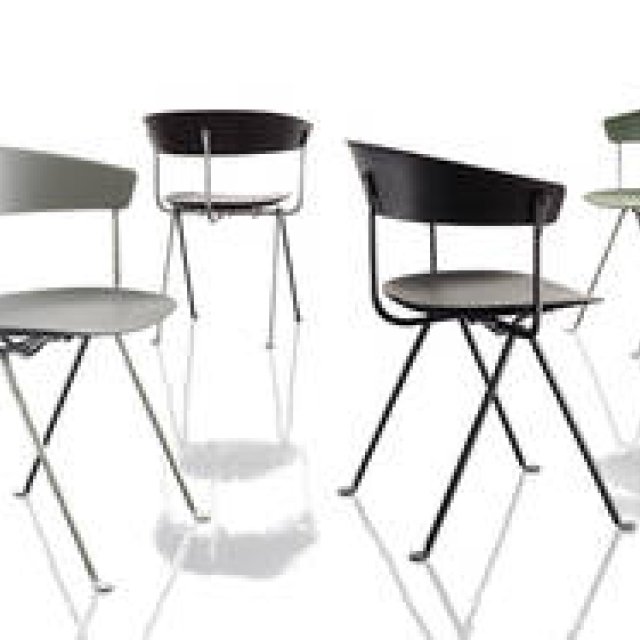 インダストリアルな質感とコンテンポラリーなシルエットが織りなす一脚｜MAGIS