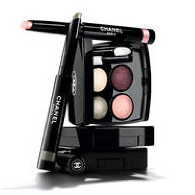 あらゆる可能性を秘めた眼差しへ「2016 アイ メークアップ コレクション」｜CHANEL