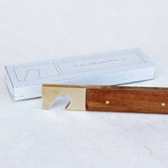 ほどよい重さと形状が安定の開栓を。真鍮とチーク材による栓抜き｜Lue × Holz